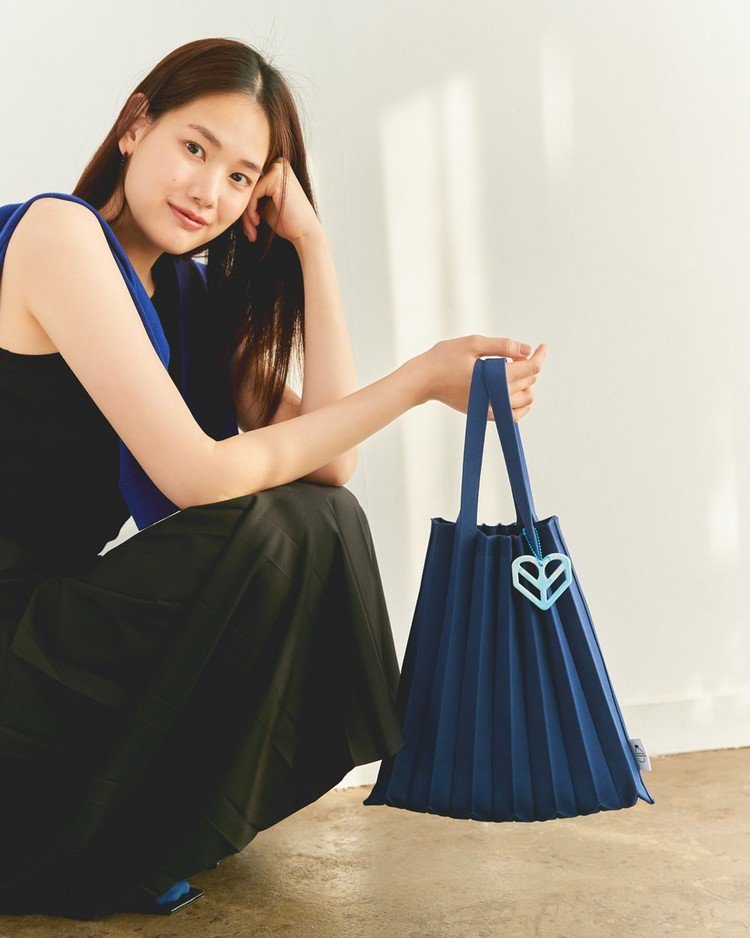 navy-tote-1